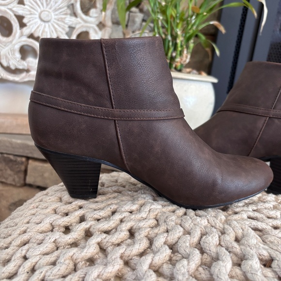 Life Stride Women's SZ 7.5 Brown Ankle Boots Active Arch Side Zip Closure - Picture 11 of 16